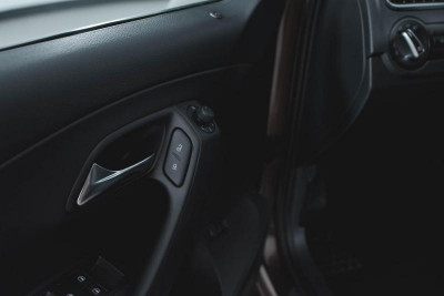 Volkswagen Polo 1.6 Tiptronic (105 л. с.)