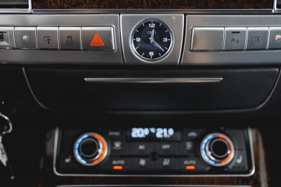 Audi A8 4.2 FSI L quattro tiptronic (372 л. с.)