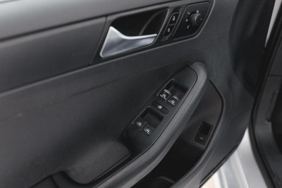 Volkswagen Jetta 1.6 AT (105 л. с.)