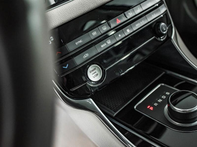 Jaguar XF 2.0 D AT AWD (180 л. с.)