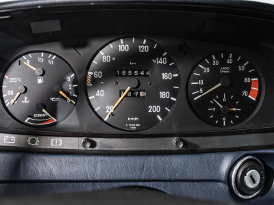 Mercedes-Benz W123 230 2.0 MT (136 л.с.)