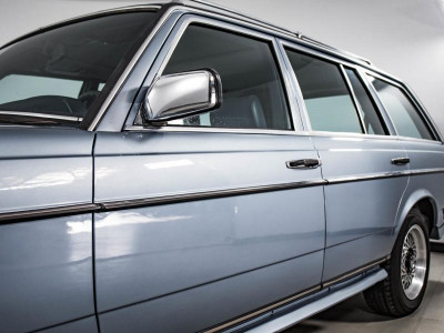Mercedes-Benz W123 230 2.0 MT (136 л.с.)