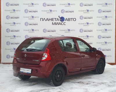 Renault Sandero 1.6 MT (84 л. с.)