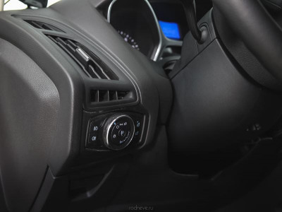 Ford Focus 1.6 MT (105 л. с.)