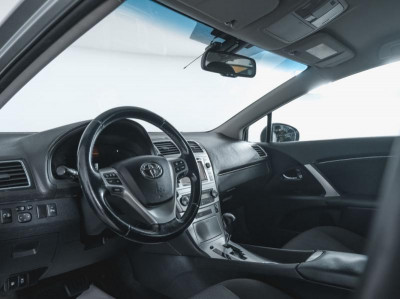Toyota Avensis 1.8 CVT (147 л. с.)